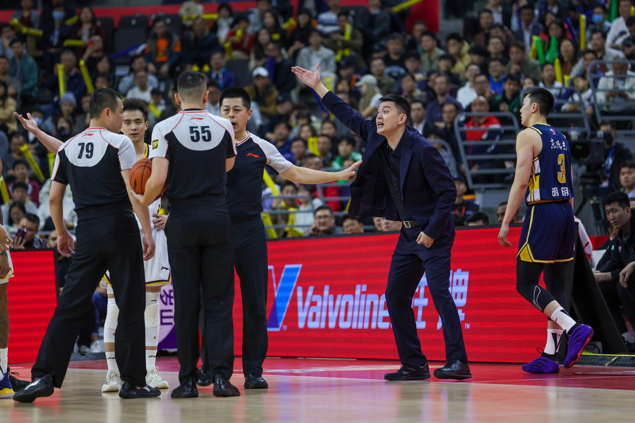 辽宁队鏖战爵士，浓眉哥点燃赛场